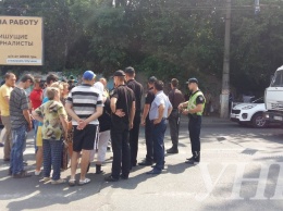 Жители Херсона заблокировали Николаевское шоссе и требуют отселения из аварийных домов