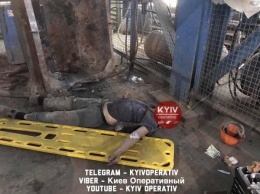 В Киеве работник завода сорвался с высоты и разбился