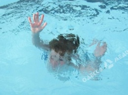 На курорте под Одессой мальчик едва не утонул в бассейне