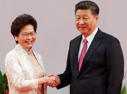 Первая женщина-глава Гонконга вступила в должность на фоне протестов