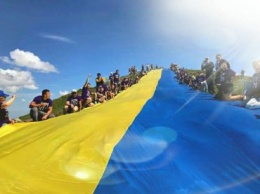 В День Конституции Тимофей Нагорный и Алик Тарраф установили национальный рекорд, подняв на Говерле самый длинный флаг Украины