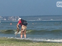 Фотофакт: на пляже в Одессе продавец мыл рыбу в прямо в море
