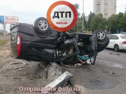 В Киеве в результате ДТП авто перевернулось на крышу