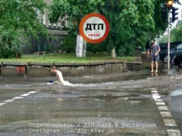 В Киеве затопило улицу героев Севастополя