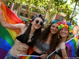 В Мадриде проходит масштабный парад в поддержку гомосексуалов