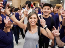 Более тысячи человек пришли на открытие первого магазина Apple на Тайване [фото]