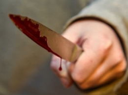 Дерзкое ограбление: мужчина избил и порезал ножом девушку, а после украл ее личные вещи