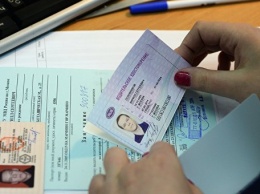 В МФЦ Симферополя начали выдавать водительские права