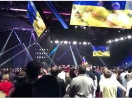 Перед боем Поветкин - Руденко московские болельщики поднялись под гимн Украины
