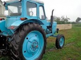 В курортном поселке под Мариуполем мужчина похитил трактор и автомобиль