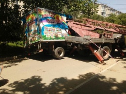 В Симферополе автовышка проломила кузов грузовика с молоком