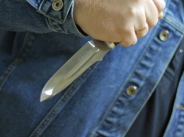 На запорожском курорте грабитель в маске напал на продавца колбасного магазина с ножом