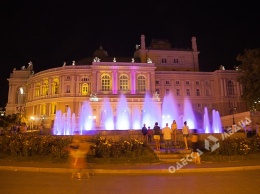 Главный фонтан Одессы заиграл тысячами красок
