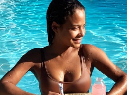35-летняя Кристина Милиан продемонстрировала упругую грудь в мокром купальнике (ФОТО)