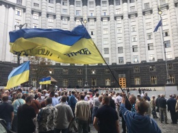 В Киеве требовавшие перерасчета пенсий пенсионеры МВД подрались с охранявшими Кабмин нацгвардейцами