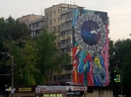 Фестиваль муралов в Днепре: на Победе дорисовали граффити на самом длинном доме города