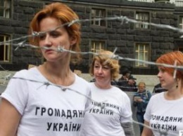 На Донбассе материальные трудности ради прав и свобод готовы терпеть 54% опрошенных. На западе количество таких людей меньше - 30%, на юге - почти 25%, в центре - почти 38% - социологи