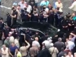 В Киеве Porsche Panamera въехал в толпу митингующих у здания Кабмина