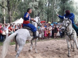 Пламя, игрушки и конный театр: на Луганщине прошел необычный фестиваль