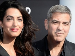 Амаль и Джордж Клуни впервые вышли в свет с двойняшками