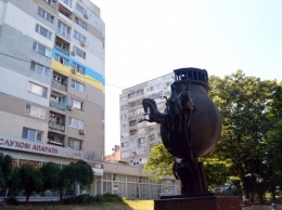 В центре Одессы утеплили квартиру в многоэтажке, раскрасив фасад в патриотические тона