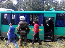 На Днепропетровщине пассажирский автобус столкнулся с грузовиком: погибла женщина и пострадали 3 человека