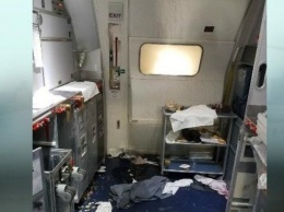 Во время полета стюард разбил о голову пассажира бутылки вина