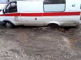 В Запорожской области втомобиль "скорой" застрял в грязи