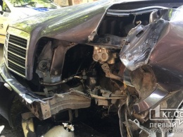 ДТП в Кривом Роге: Mercedes «затормозил» в столб