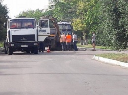 Фотофакт. На выходных в Херсоне коммунальщики блокировали движение транспорта