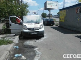 На проспекте Победы в Киеве загорелся микроавтобус