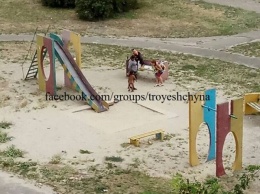 В столице горе-мать раздела до гола ребенка на детской площадке (Фото)