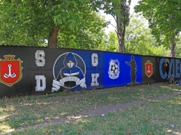 Одесские футбольные фаны украсили яркими граффити унылый забор на Черемушках