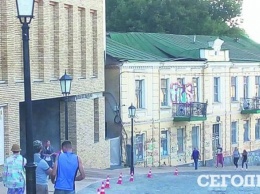 На Андреевском спуске в Киеве рушится здание