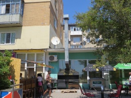 Штрафы уходят в трубу: в центре города предприниматель задымляет жильцов над своим кафе