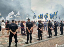 Под Радой "свободовцы" и "Азов" с файерами требуют снять неприкосновенность с пяти депутатов