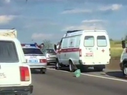 Сотрудник полиции расстрелял автомобиль на трассе в Ростовской области
