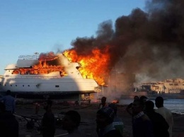 В Египте на ходу вспыхнул туристический корабль