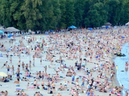 В Киеве не рекомендуют купаться на 11 пляжах