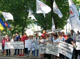 Под Министерством здравохранения люди протестуют против медицинской реформы