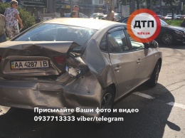В центре Киева иномарка протаранила светофор