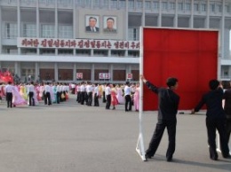 Россияне ездят на курорты КНДР и отправляют детей в лагеря петь гимны Ким Чен Ыну