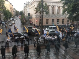 Митингующих под Радой не испугал сильный ливень. Они надели полиэтиленовые плащи