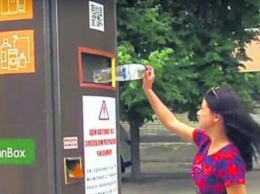 В Харькове в автомате пластиковые бутылки меняют на сувениры