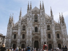 В Милане запретили селфи-палки и фейерверки