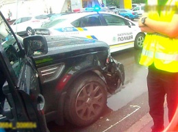 В Киеве пьяная автоледи протаранила несколько авто и стала плевать в полицейских