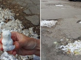 Однажды в России: ямы на дорогах залатали игрушечными котиками