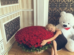 Алина Гросу заинтригована огромным букетом из 555 красных роз