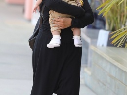 Звездные мамочки: Джанет Джексон на прогулке с сыном