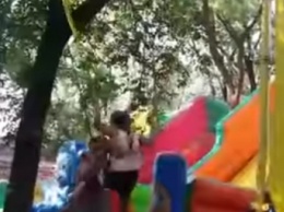 В Мелитополе ребенок сорвался с аттракциона в парке (видео)